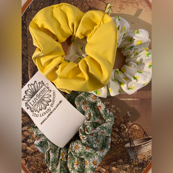 🌻NWT ALL 3 pcs. Chunky Hair Scrunches/Ponytails- 2 Flowery🌸1 Solid Yellow🌿BOP - Picture 5 of 16